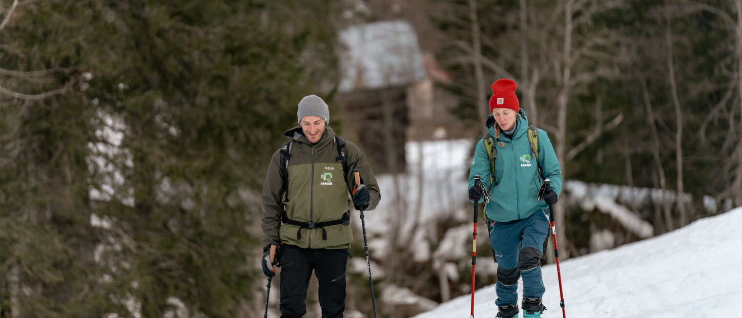 Die Ranger legen die erste Spur einer ausgewiesenen Skitour | © Kleinwalsertal Tourismus eGen | Fotograf: Basti Heckl