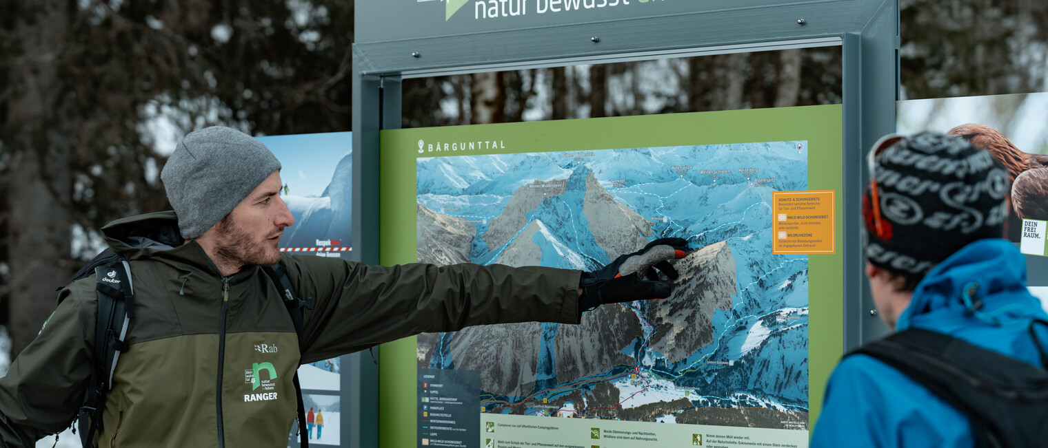 Ein Ranger zeigt Schutz- und Schongebiete im Bärgunttal | © Kleinwalsertal Tourismus eGen | Fotograf: Basti Heckl