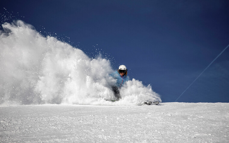 Skifahren auf der Neuschnee-Piste | © Kleinwalsertal Tourismus eGen | Fotograf: Bastian Morell