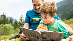 Familien beim Naturforscher-Abenteuer im Gemsteltal | © Kleinwalsertal Tourismus eGen | Fotograf: Bastian Morell