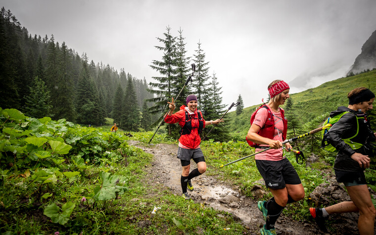  Sarina und Lena bei der Walser Trail Challenge | © Kleinwalsertal Tourismus eGen | Fotograf: Dominik Berchtold