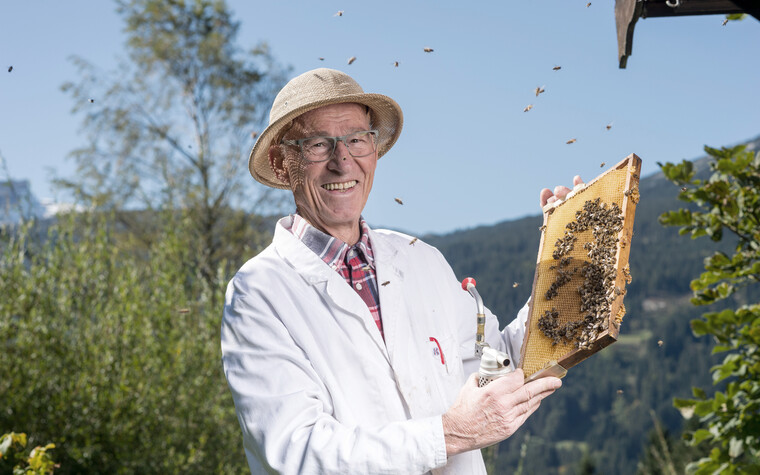 Beekeeper Kurt Müller with bees in Kleinwalsertal | ©  Kleinwalsertal Tourismus eGen | Photographer: Dominik Berchtold
