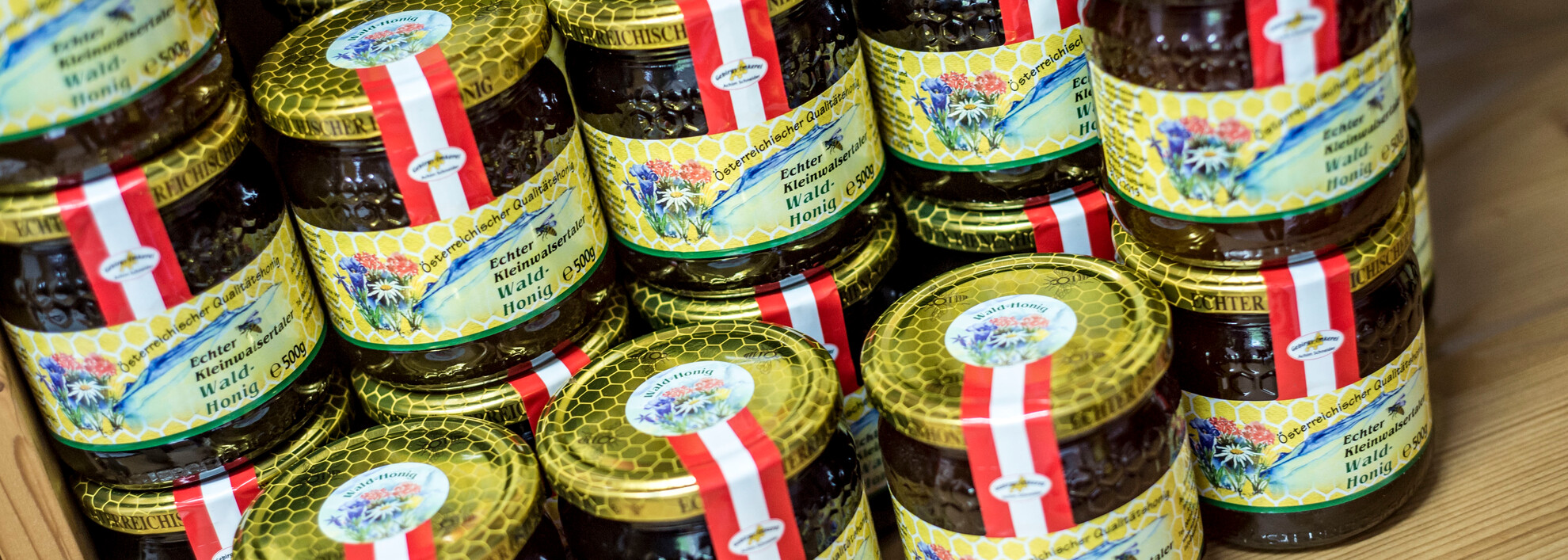  Finished honey from Achim Schneider | ©  Kleinwalsertal Tourismus eGen | Photographer: Dominik Berchtold