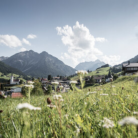Hirschegg Panorama | © Kleinwalsertal Tourismus eGen | Fotograf: Dominik Berchtold