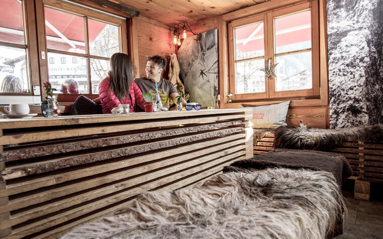Gemütliches Sitzen  in einem Café im Kleinwalsertal | © Kleinwalsertal Tourismus eGen | Fotograf: Dominik berchtold