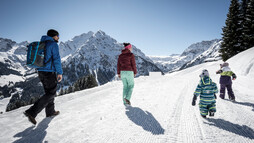  Winter hiking family | © Kleinwalsertal Tourism eGen | Photographer: Dominik Berchtold