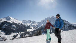 Winter hiking on the Höhenweg in Kleinwalsertal | © Kleinwalsertal Tourism eGen | Photographer: Dominik Berchtold