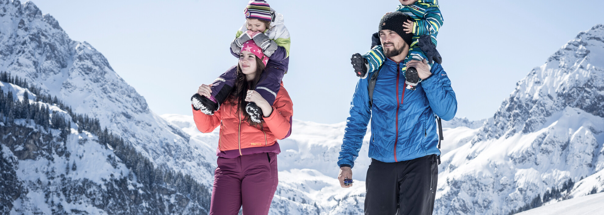 Winterwandern Familie | © Kleinwalsertal Tourismus eGen | Fotograf: Dominik Berchtold