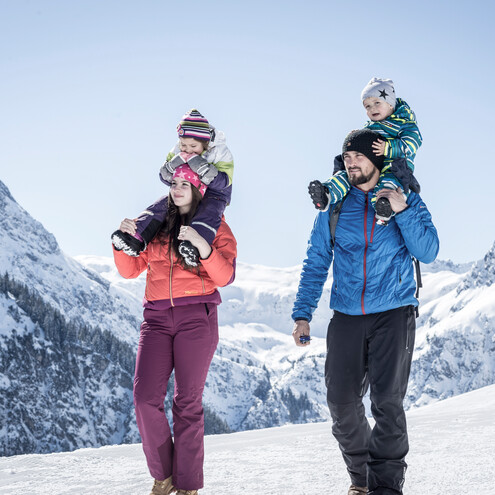 Winterwandern Familie | © Kleinwalsertal Tourismus eGen | Fotograf: Dominik Berchtold