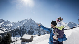 Winterwandern am Höhenweg | © Kleinwalsertal Tourismus eGen | Fotograf: Dominik Berchtold