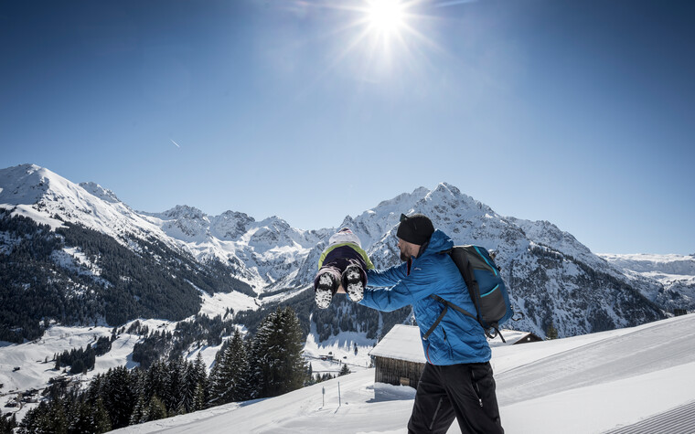 Winterwandern am Höhenweg | © Kleinwalsertal Tourismus eGen | Fotograf: Dominik Berchtold
