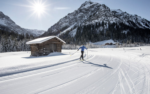 Cross-country skiing on the Steinbock trail | © Kleinwalsertal Tourismus eGen | Photographer: Dominik Berchtold