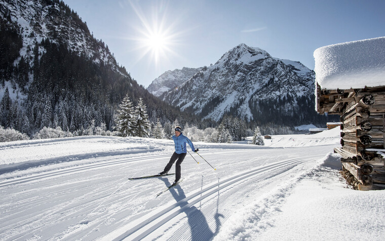  Cross-country skiing on the Steinbock trail | © Kleinwalsertal Tourismus eGen | Photographer: Dominik Berchtold