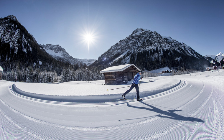 Cross-country skiing on the Steinbock trail | © Kleinwalsertal Tourismus eGen | Photographer: Dominik Berchtold