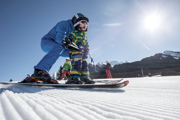 Skifahren im Familienskigebiet Kleinwalsertal | © Kleinwalsertal Tourismus eGen | Fotograf: Dominik Berchtold