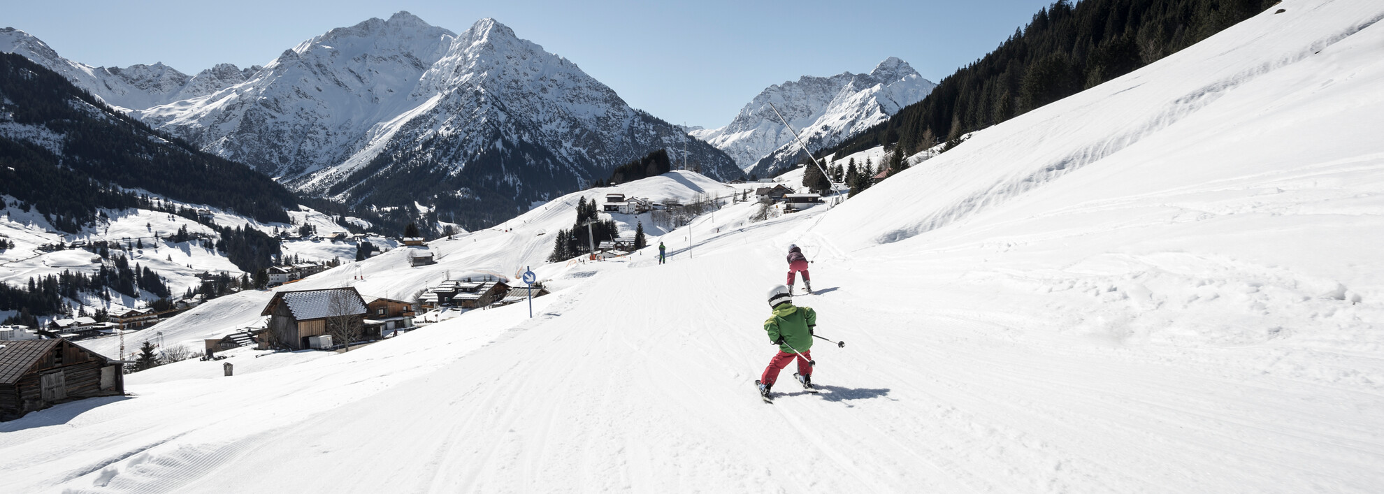 Skifahren im Skigebiet Kleinwalsertal | © Kleinwalsertal Tourismus eGen | Fotograf: Dominik Berchtold