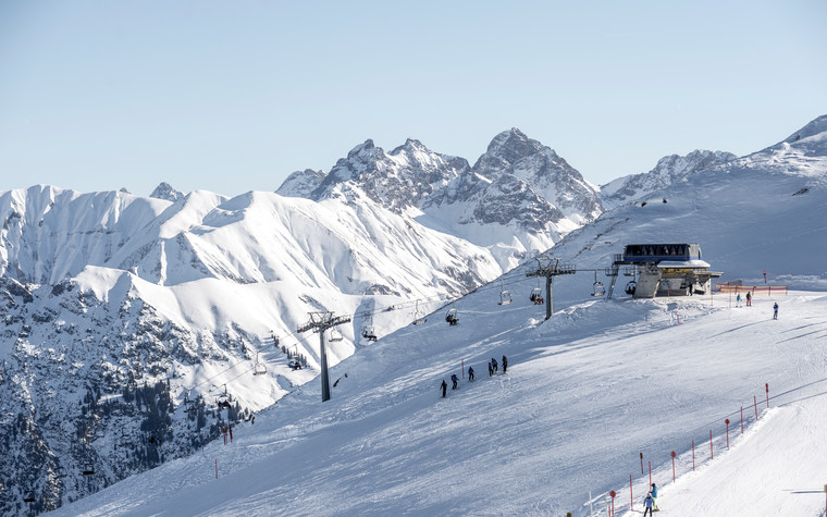 mountain view of ski area Kanzelwand | © Kleinwalsertal Tourismus eGen | Photographer: Dominik Berchtold