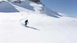  Freeride downhill in deep snow | © Kleinwalsertal Tourismus eGen | Photographer: Frank Drechsel