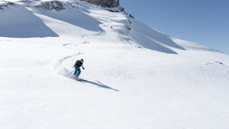 Freeride Abfahrt im Tiefschnee | © Kleinwalsertal Tourismus eGen | Fotograf: Frank Drechsel