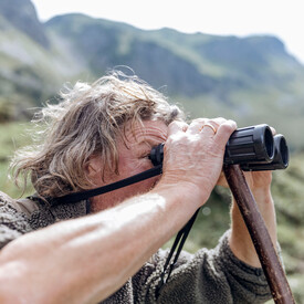 Matl Fritz with binoculars | © Kleinwalsertal Tourismus eGen | Photographer: Martin Erd