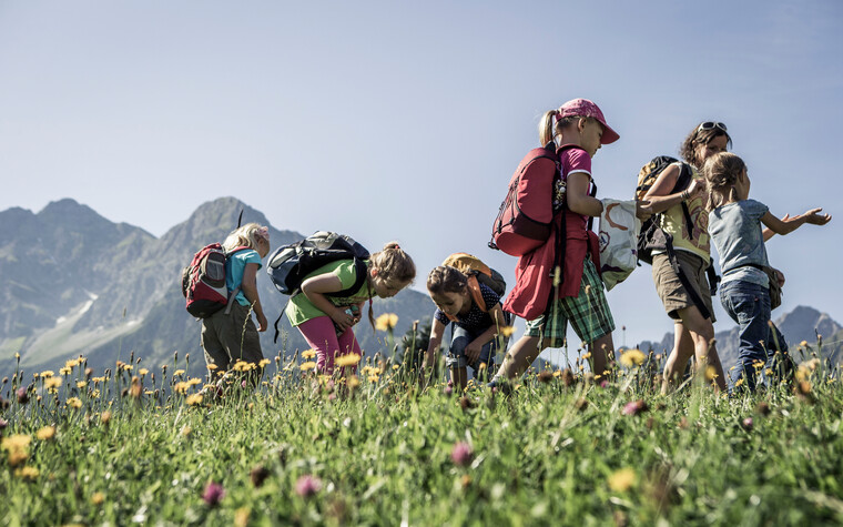 Kinder entdecken die Natur | © Kleinwalsertal Tourismus eGen | Fotograf: Oliver Farys