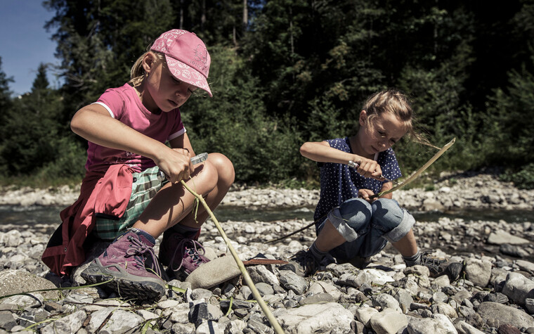 Children carve branches at the brook | © Kleinwalsertal Tourismus eGen | Photographer: Oliver Farys
