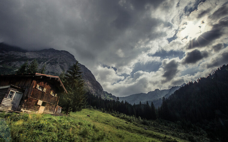 Stall bei Gewitterstimmung | © Kleinwalsertal Tourismus eGen | Fotograf: Oliver Farys