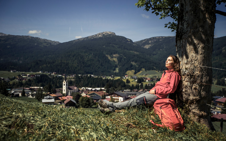 Relaxation while hiking with Ifen in view | © Kleinwalsertal Tourismus eGen | Photographer: Oliver Farys
