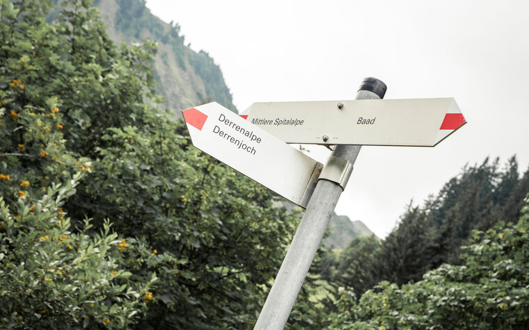Signpost in Derratal | © Kleinwalsertal Tourismus eGen | Photographer: Oliver Farys