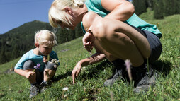 Familien entdecken die Natur | © Kleinwalsertal Tourismus eGen | Fotograf: Oliver Farys