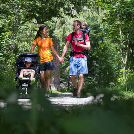 Family hike on Burmiweg | © Kleinwalsertal Tourismus eGen | Photographer: Oliver Farys
