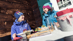 Mittagessen auf der Sonnaalp | © Kleinwalsertal Tourismus eGen | Fotograf: Oliver Farys