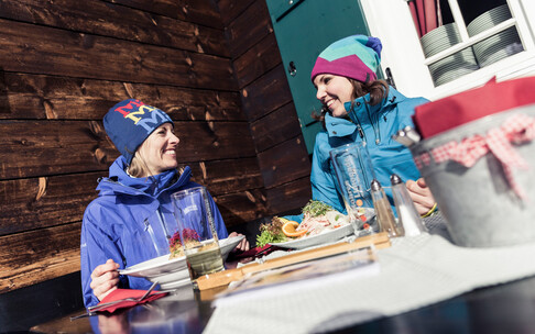 Mittagessen auf der Sonnaalp | © Kleinwalsertal Tourismus eGen | Fotograf: Oliver Farys