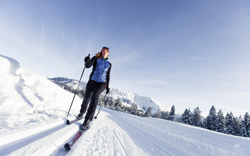 Cross-country skiing on Hörnlepass | © Kleinwalsertal Tourismus eGen | Photographer: Oliver Farys