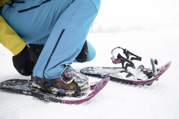 Schneeschuh-Ausrüstung | © Kleinwalsertal Tourismus eGen | Fotograf: Oliver Farys