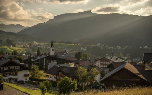 Blick auf die Kirche in Riezlern | © Kleinwalsertal Tourismus eGen | Fotograf: Steffen Berschin