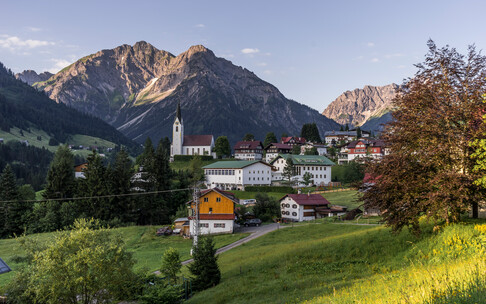 hiking path in Hirschegg with panoramic view | © Kleinwalsertal Tourismus eGen | Photographer: Steffen Berschin