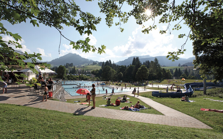 swimming at outdoor pool in Riezlern | © Kleinwalsertal Tourismus eGen | Photographer: Frank Drechsel