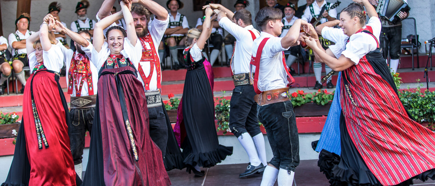 Dance in traditional costume at the Alphorn Serenade 2018 | ©  Kleinwalsertal Tourismus eGen | Photographer: Frank Drechsel