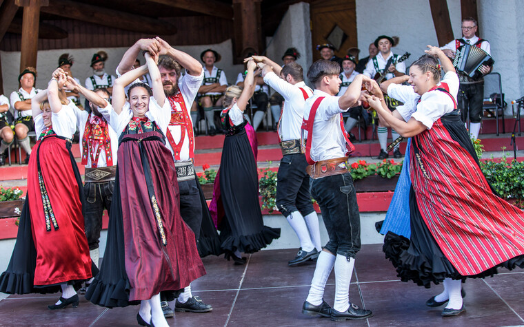 Dance in traditional costume at the Alphorn Serenade 2018 | ©  Kleinwalsertal Tourismus eGen | Photographer: Frank Drechsel