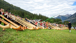 Gesamtchor beim Alphornfestival Kleinwalsertal | © Kleinwalsertal Tourismus eGen | Fotograf: Frank Drechsel