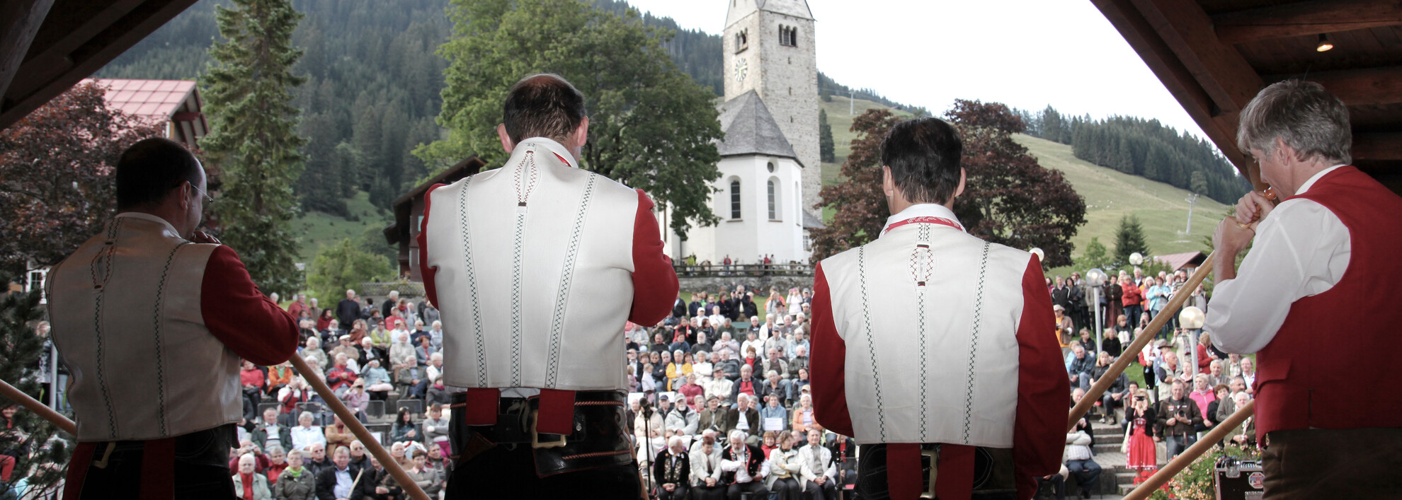 Alphornbläser im Musikpavillon in Mittelberg | © Kleinwalsertal Tourismus eGen | Fotograf: Frank Drechsel