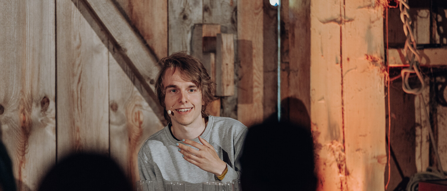 Samuel Kramer at the Festival of Literature 2023 | © Kleinwalsertal Tourismus | Photographer: Philipp Herzhoff