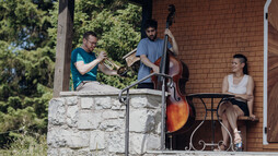 Carolyn Amann with trumpeter Martin Eberle and and double bass player Tobias Vedovelli at the Festival of Literature 2023 | © Kleinwalsertal Tourismus | Photographer: Philipp Herzhoff