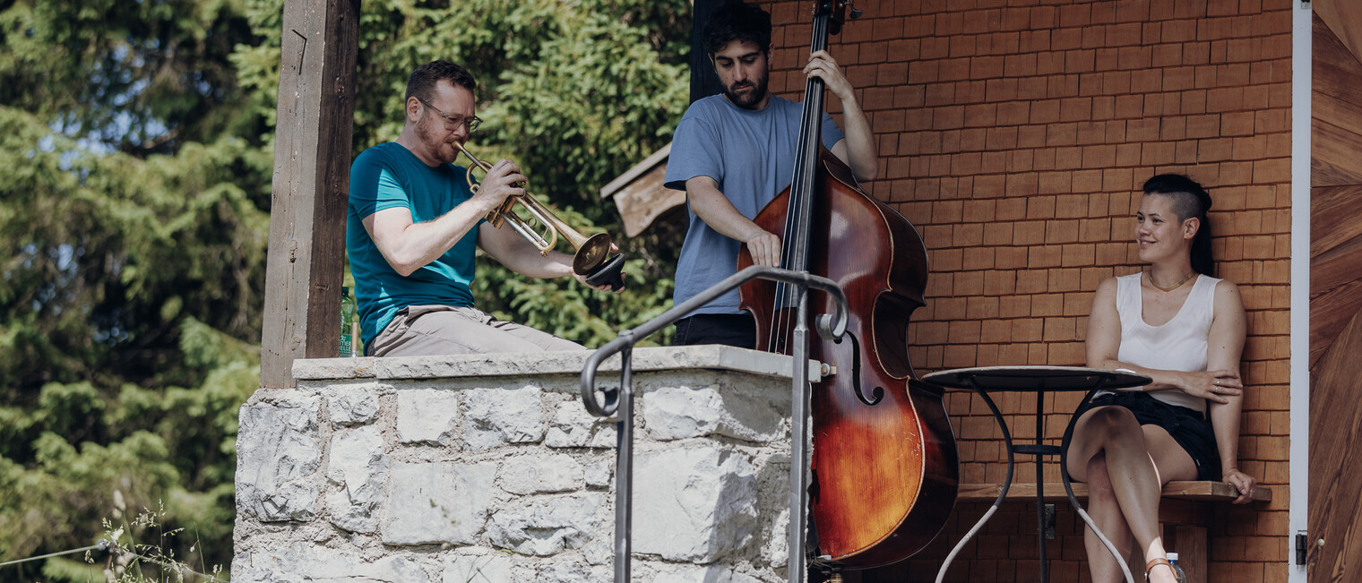 Carolyn Amann with trumpeter Martin Eberle and and double bass player Tobias Vedovelli at the Festival of Literature 2023 | © Kleinwalsertal Tourismus | Photographer: Philipp Herzhoff