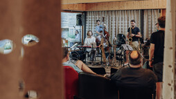 Carolyn Amann and the Jazz Orchestra Vorarlberg with their work "Petit Mal" | © Kleinwalsertal Tourismus | Photographer: Philipp Herzhoff