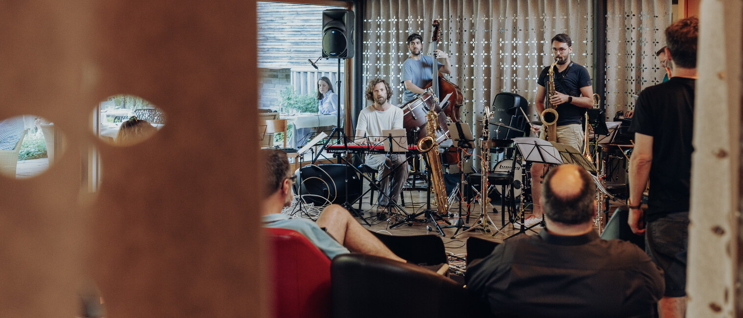 Carolyn Amann und das Jazzorchester Vorarlberg mit dem Stück "Petit Mal" | © Kleinwalsertal Tourismus | Fotograf: Philipp Herzhoff