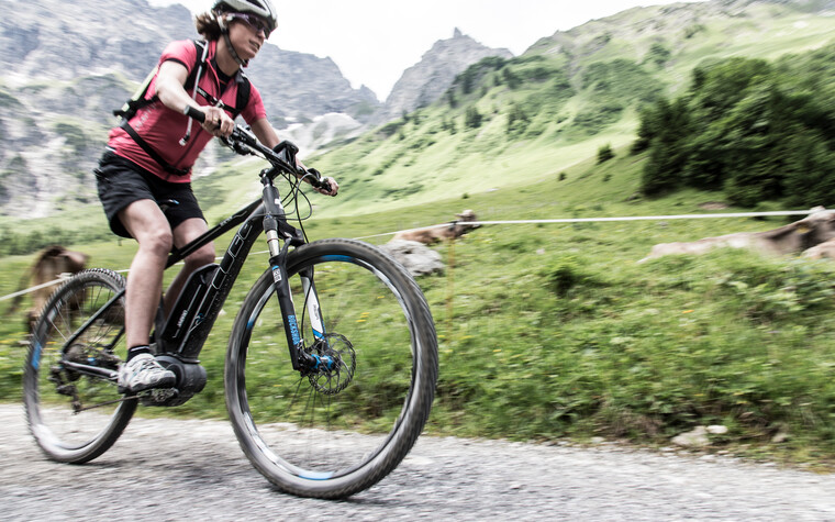 Fast on the road with the e-mountain bike | © Kleinwalsertal Tourismus eGen | Photographer: Frank Drechsel