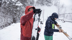 Auffellen beim VAUDE Skitourencamp | © Bergwelt Oberstaufen | Fotograf: Moritz Sonntag