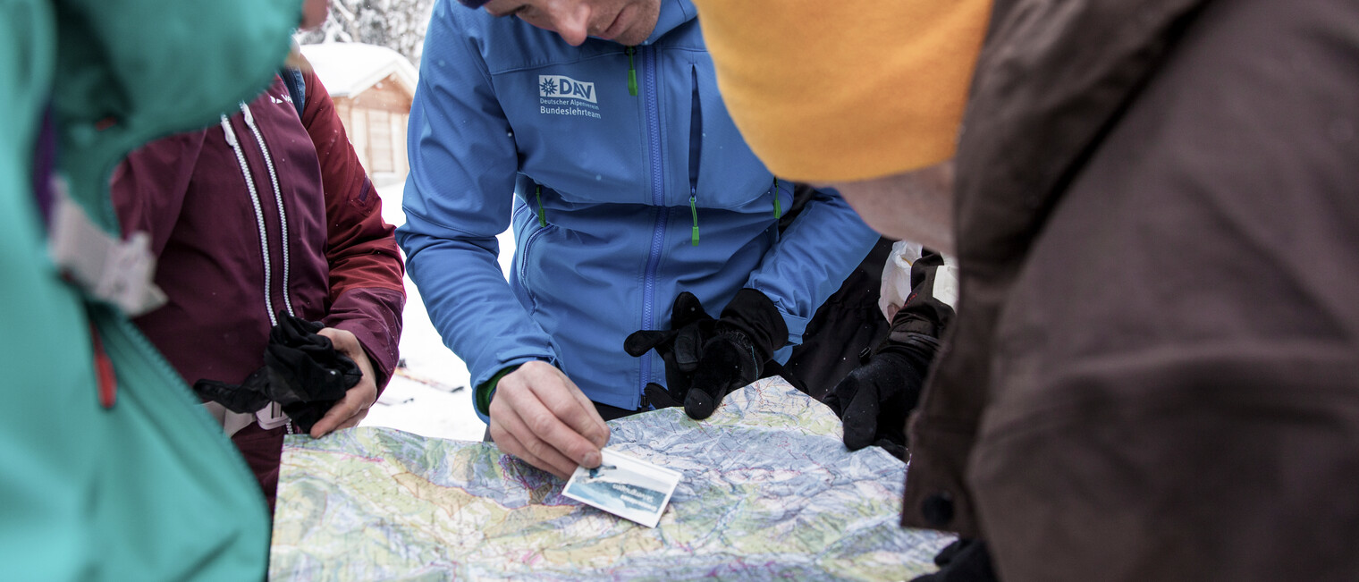 Lawinenlage check at the VAUDE ski touring camp | © Mountain World Oberstaufen | Photographer: Moritz Sonntag